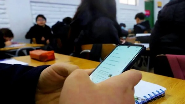 Sheinbaum prevé regular el uso de celulares y tabletas en escuelas desde el próximo ciclo escolar