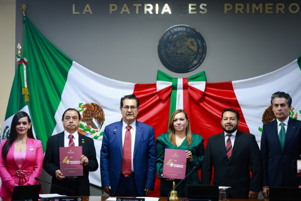 Guillermo Olivares entrega al Congreso del Estado la glosa del Cuarto Informe de Gobierno