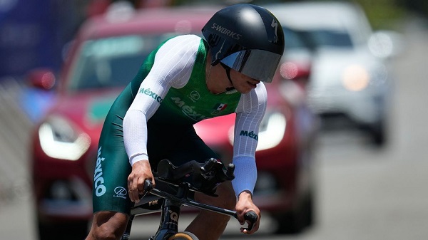 Edgar Cadena finaliza 71 en el Mundial de Ruta tras cumplir labor de apoyo para Isaac del Toro