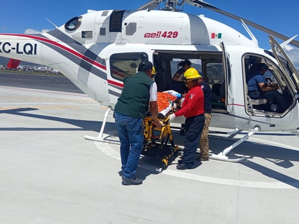 Trasladan vía aérea a menor de la Huasteca para recibir atención médica especializada