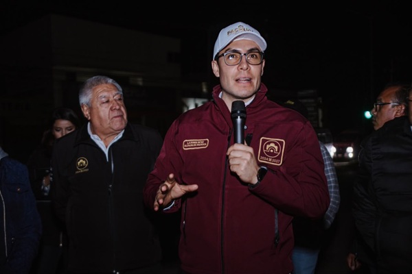 Jorge Reyes pone fin a 11 años de rezago en el alumbrado del bulevar Santa Catarina