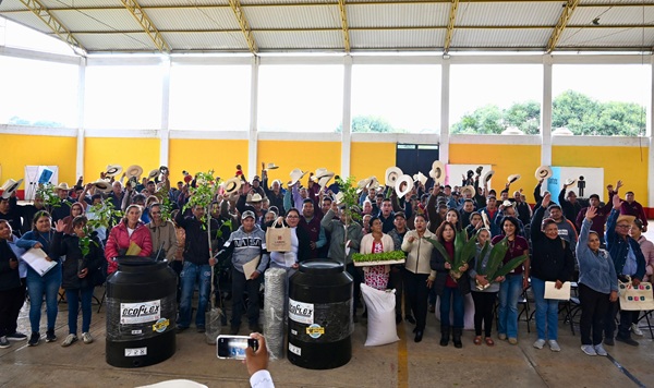 Destina Hidalgo casi 3 mdp a la productividad del campo en Eloxochitlán
