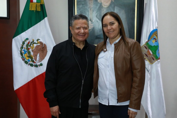 Julio Menchaca revisa proyectos para la construcción de viviendas en Hidalgo