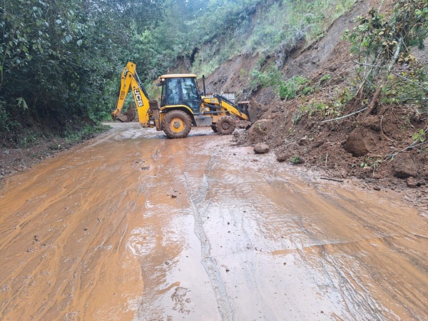 Retiran derrumbes y rehabilitan accesos carreteros en municipios de Hidalgo