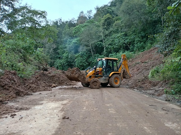 Atienden caminos afectados por las lluvias en distintas regiones de Hidalgo