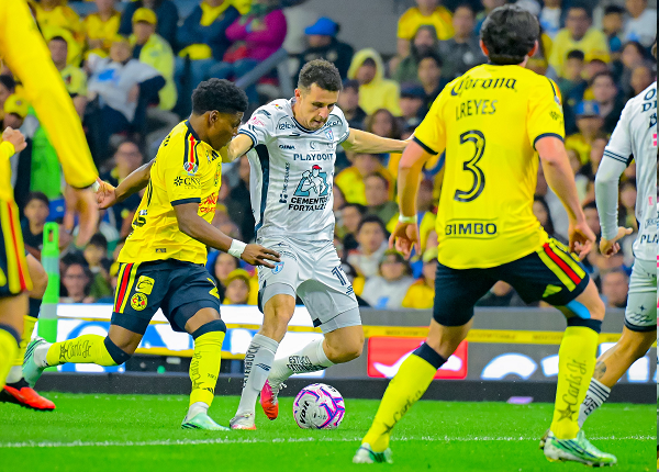 Pachuca sorprende al América y mantiene vivas sus esperanzas de Liguilla