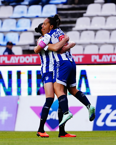 Charlyn Corral firma triplete y Pachuca golea a Necaxa para mantener vivo el sueño de Liguilla