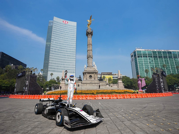 Checo Pérez hace vibrar Paseo de la Reforma con su Show Run ante miles de aficionados