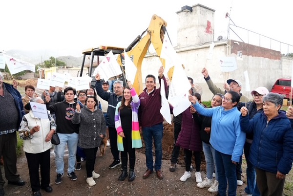 Eduardo Medécigo da banderazo a obra de agua potable y drenaje en Apepelco