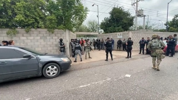 Dos sujetos atacan secundaria en Torreón; matan a subdirectora y hieren a tres personas